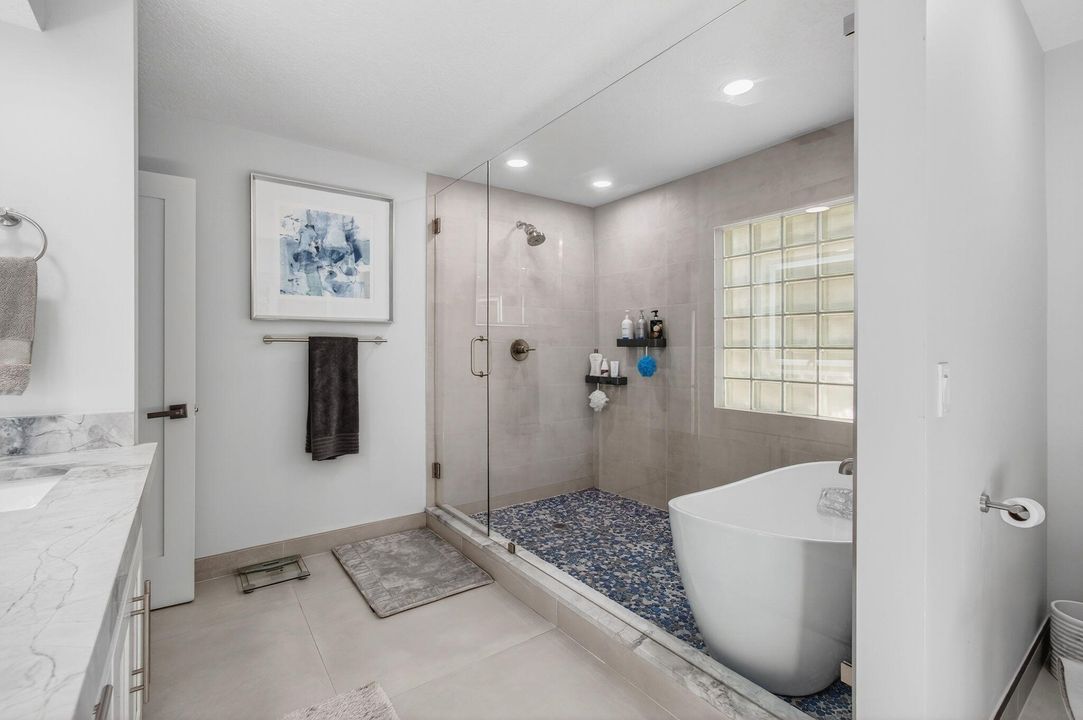 合同活跃: $1,875,000 (3 贝兹, 2 浴室, 1944 平方英尺)