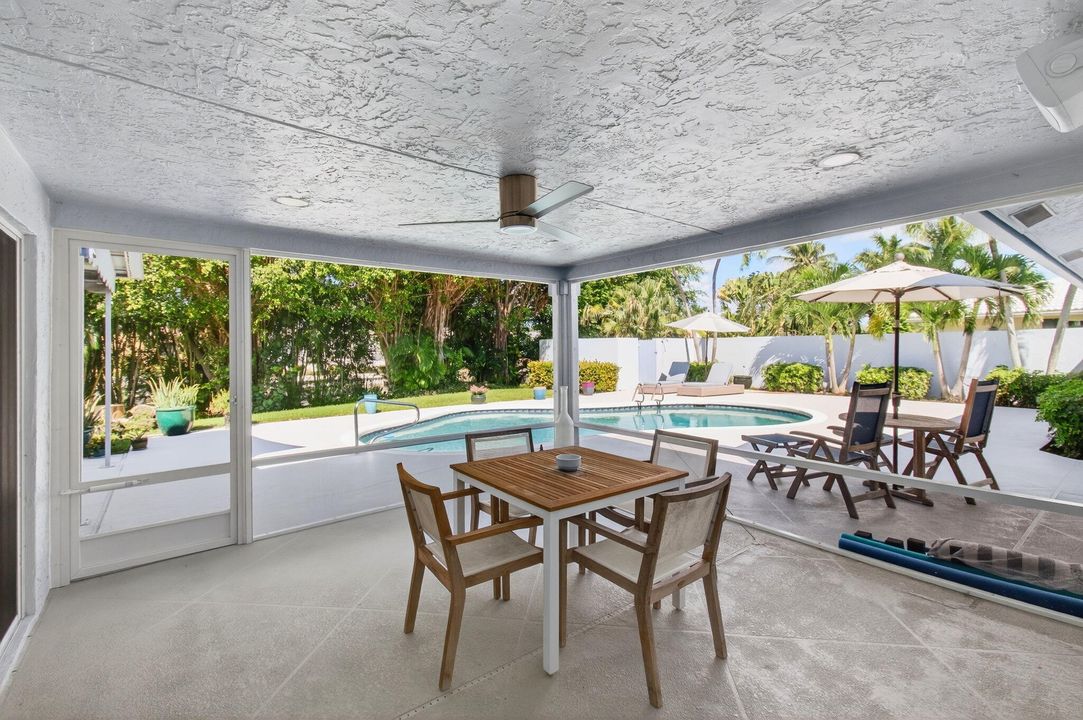 合同活跃: $1,875,000 (3 贝兹, 2 浴室, 1944 平方英尺)