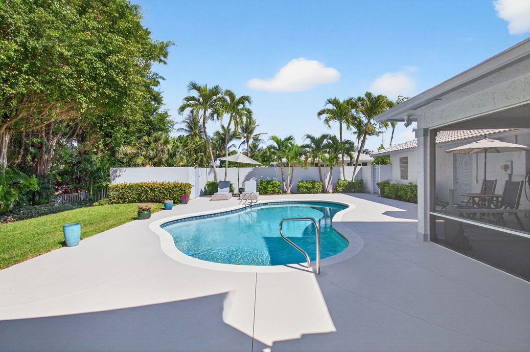 合同活跃: $1,875,000 (3 贝兹, 2 浴室, 1944 平方英尺)