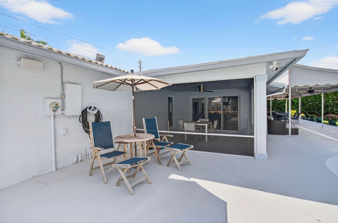 合同活跃: $1,875,000 (3 贝兹, 2 浴室, 1944 平方英尺)