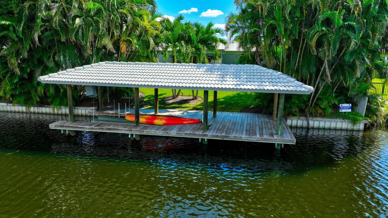 合同活跃: $1,875,000 (3 贝兹, 2 浴室, 1944 平方英尺)