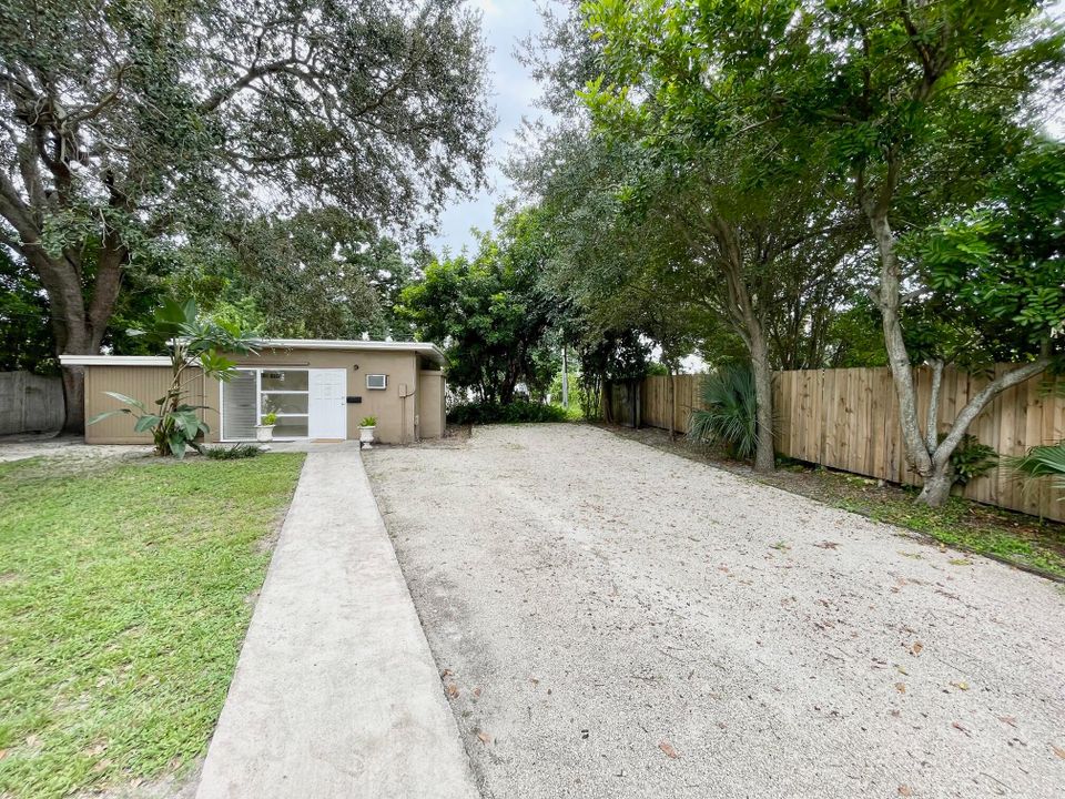 Recently Rented: $1,895 (2 beds, 1 baths, 1076 Square Feet)