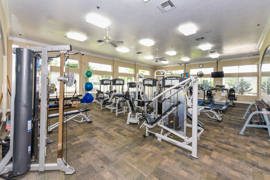 Activo con contrato: $649,000 (3 camas, 2 baños, 1894 Pies cuadrados)