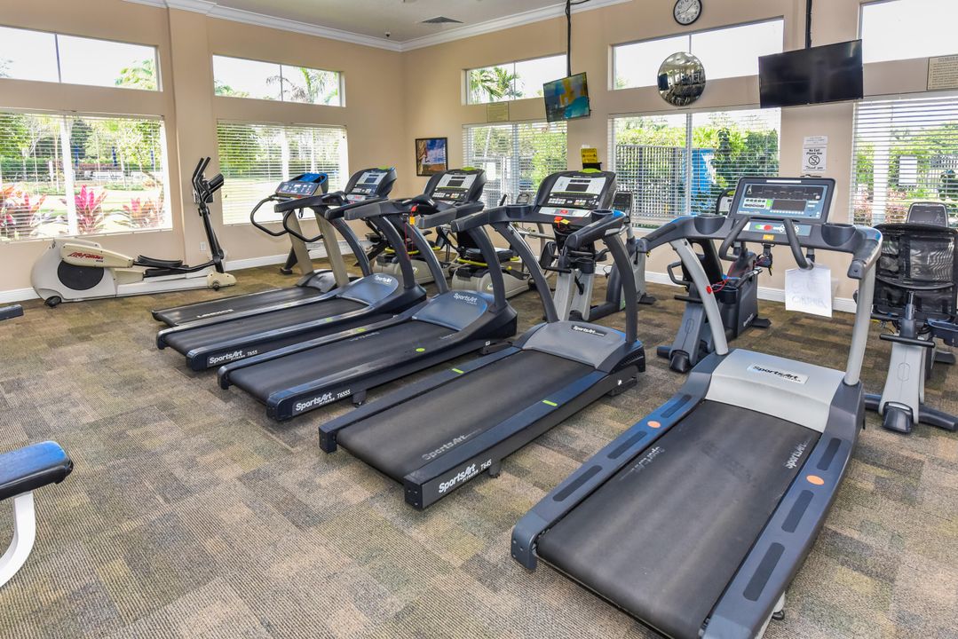 Activo con contrato: $649,000 (3 camas, 2 baños, 1894 Pies cuadrados)