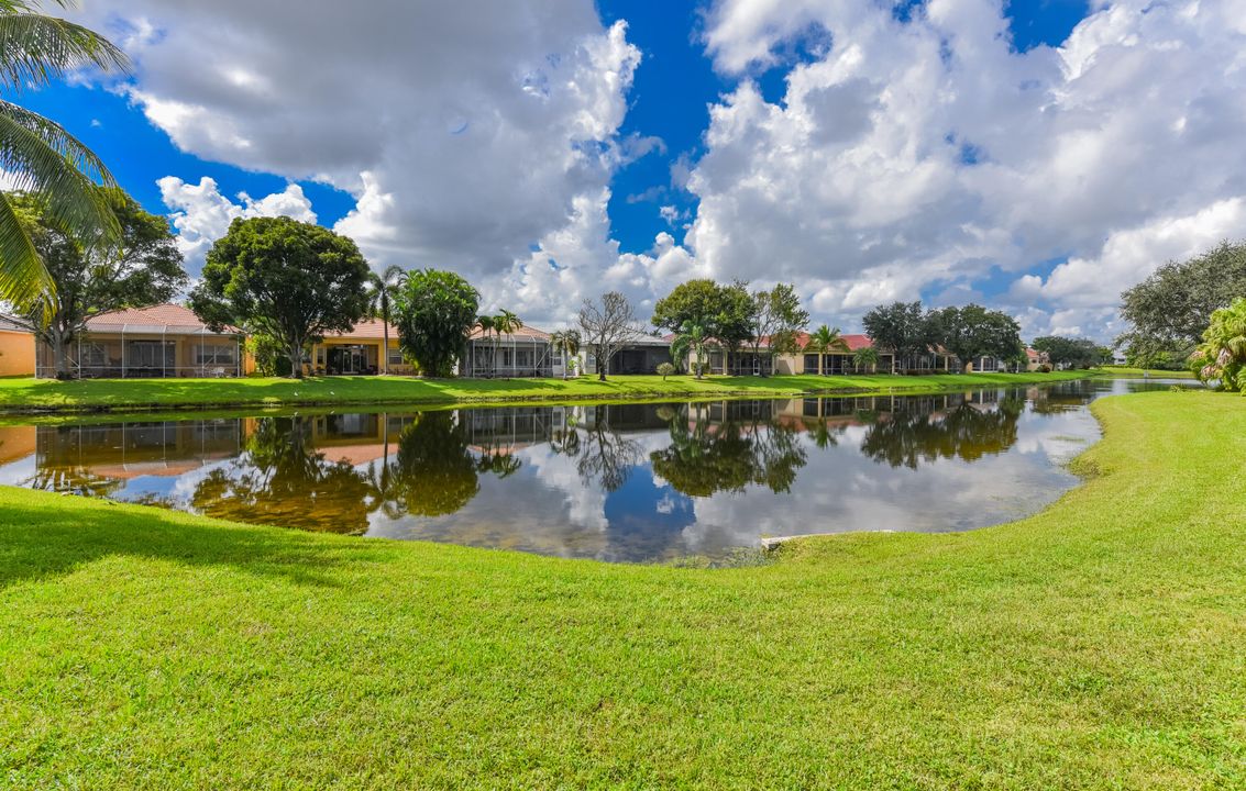 Activo con contrato: $649,000 (3 camas, 2 baños, 1894 Pies cuadrados)