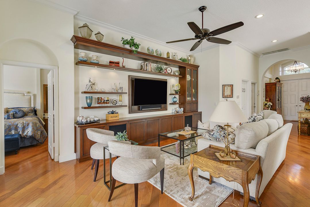 Activo con contrato: $649,000 (3 camas, 2 baños, 1894 Pies cuadrados)