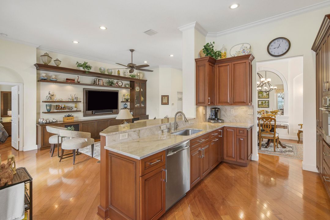 Activo con contrato: $649,000 (3 camas, 2 baños, 1894 Pies cuadrados)