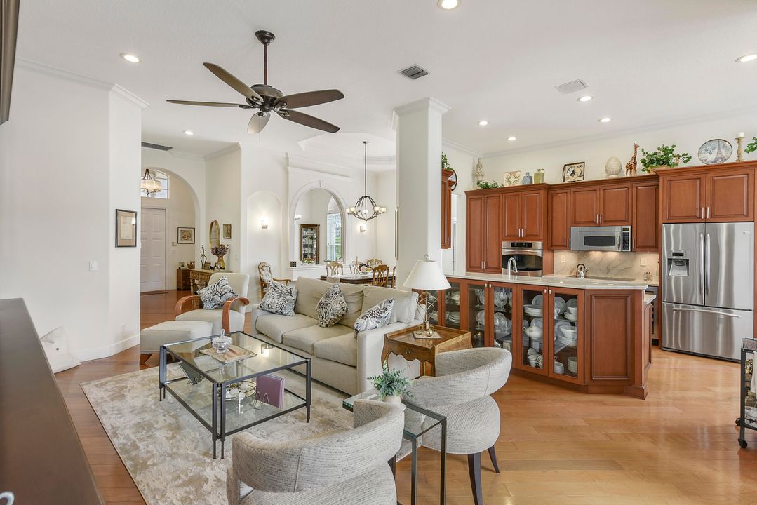 Activo con contrato: $649,000 (3 camas, 2 baños, 1894 Pies cuadrados)