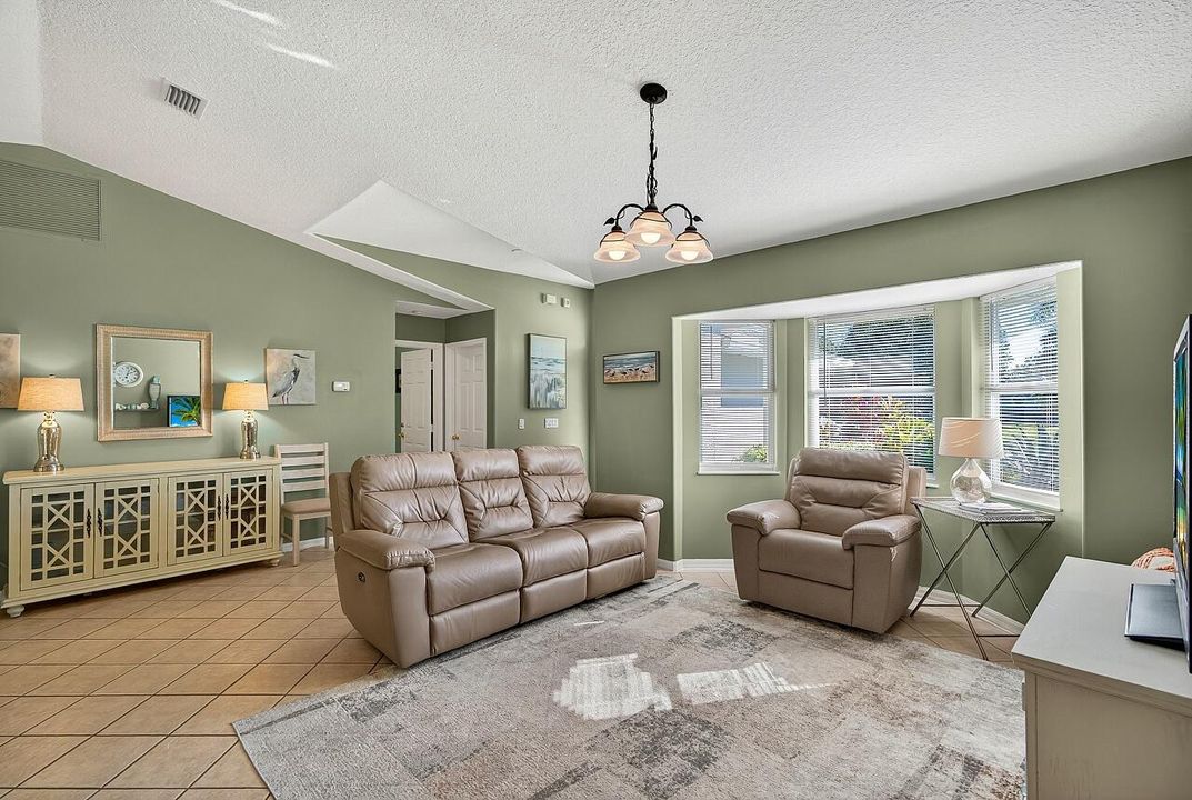 Под контрактом: $339,000 (3 спален, 2 ванн, 1440 Квадратных фут)