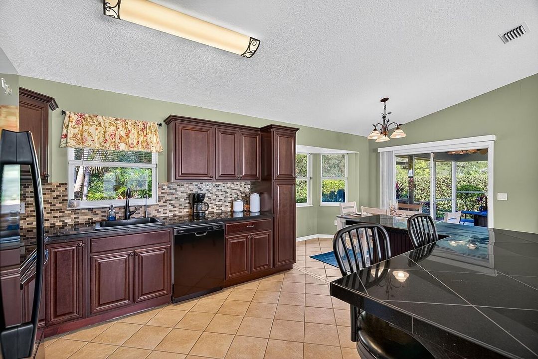 Под контрактом: $339,000 (3 спален, 2 ванн, 1440 Квадратных фут)