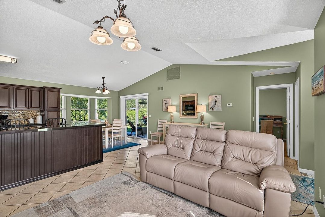 Под контрактом: $339,000 (3 спален, 2 ванн, 1440 Квадратных фут)