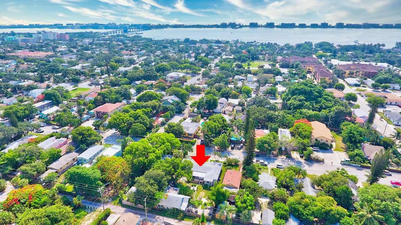 Recently Rented: $2,200 (3 beds, 2 baths, 1100 Square Feet)