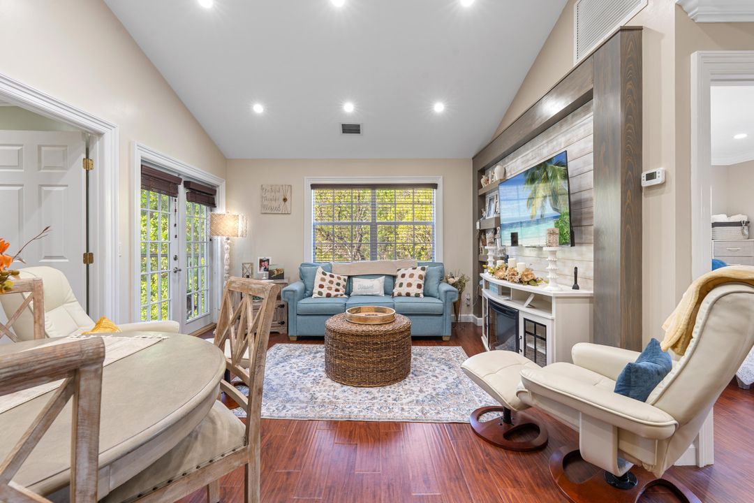 待售: $240,000 (2 贝兹, 2 浴室, 874 平方英尺)