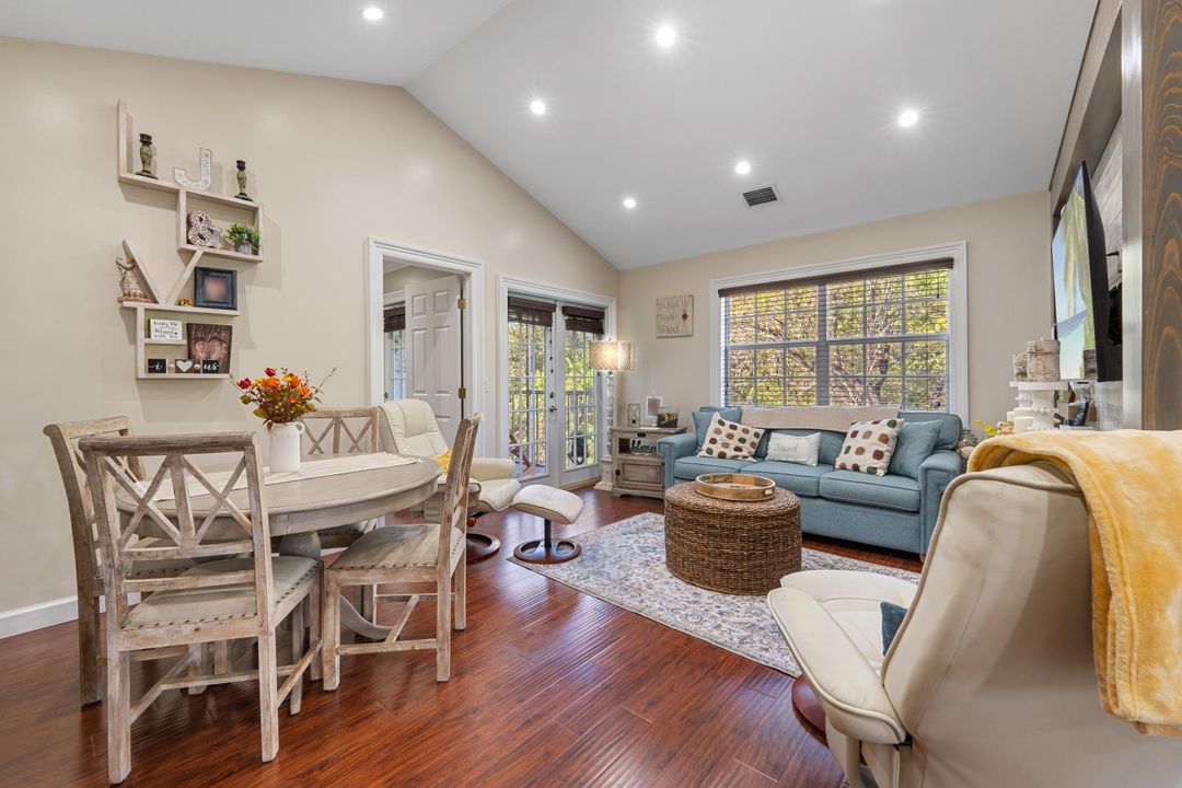 待售: $240,000 (2 贝兹, 2 浴室, 874 平方英尺)