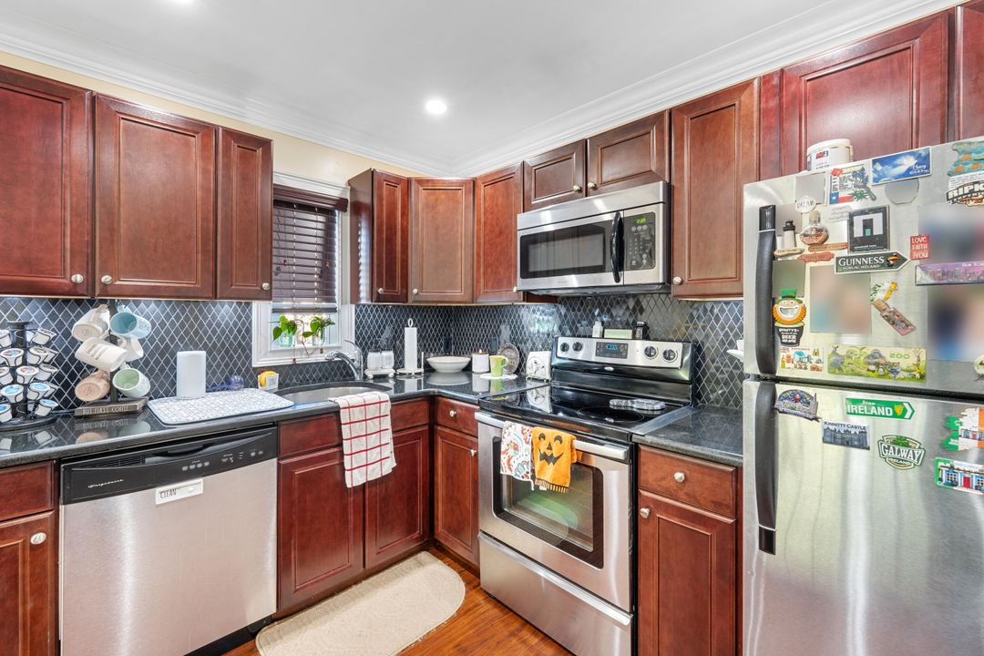 待售: $240,000 (2 贝兹, 2 浴室, 874 平方英尺)