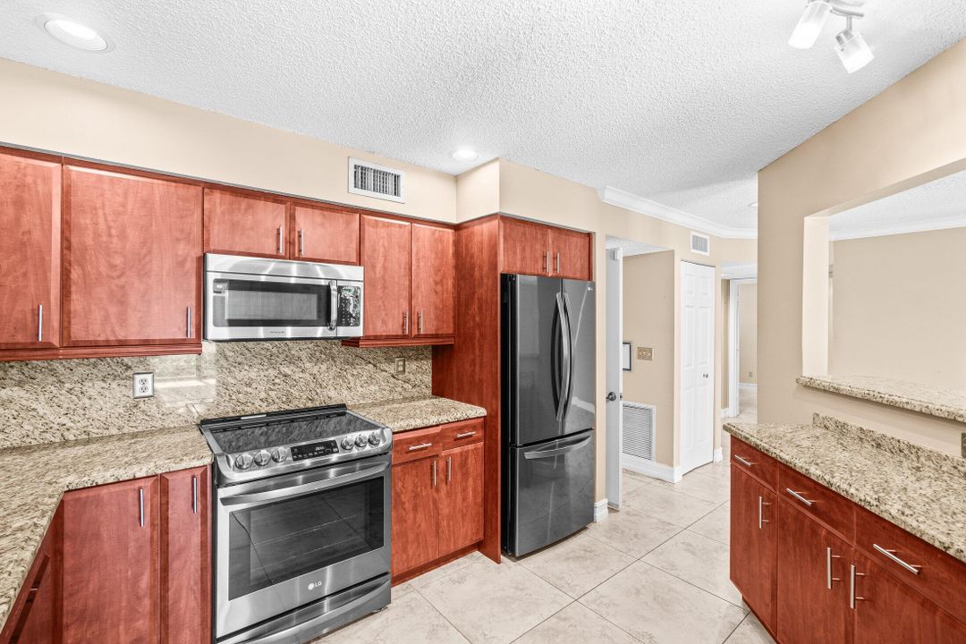 Activo con contrato: $329,000 (2 camas, 1 baños, 999 Pies cuadrados)