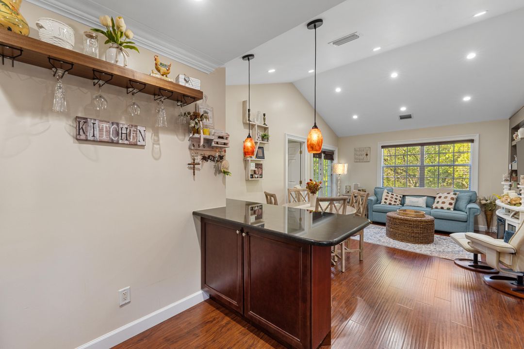 待售: $240,000 (2 贝兹, 2 浴室, 874 平方英尺)