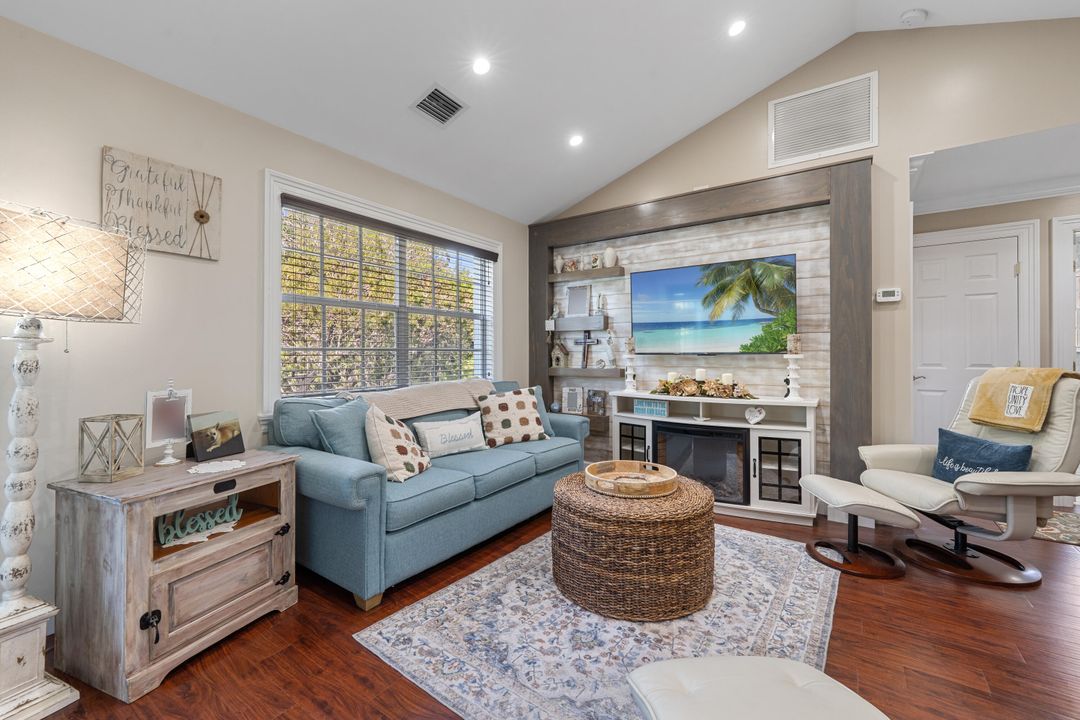 待售: $240,000 (2 贝兹, 2 浴室, 874 平方英尺)