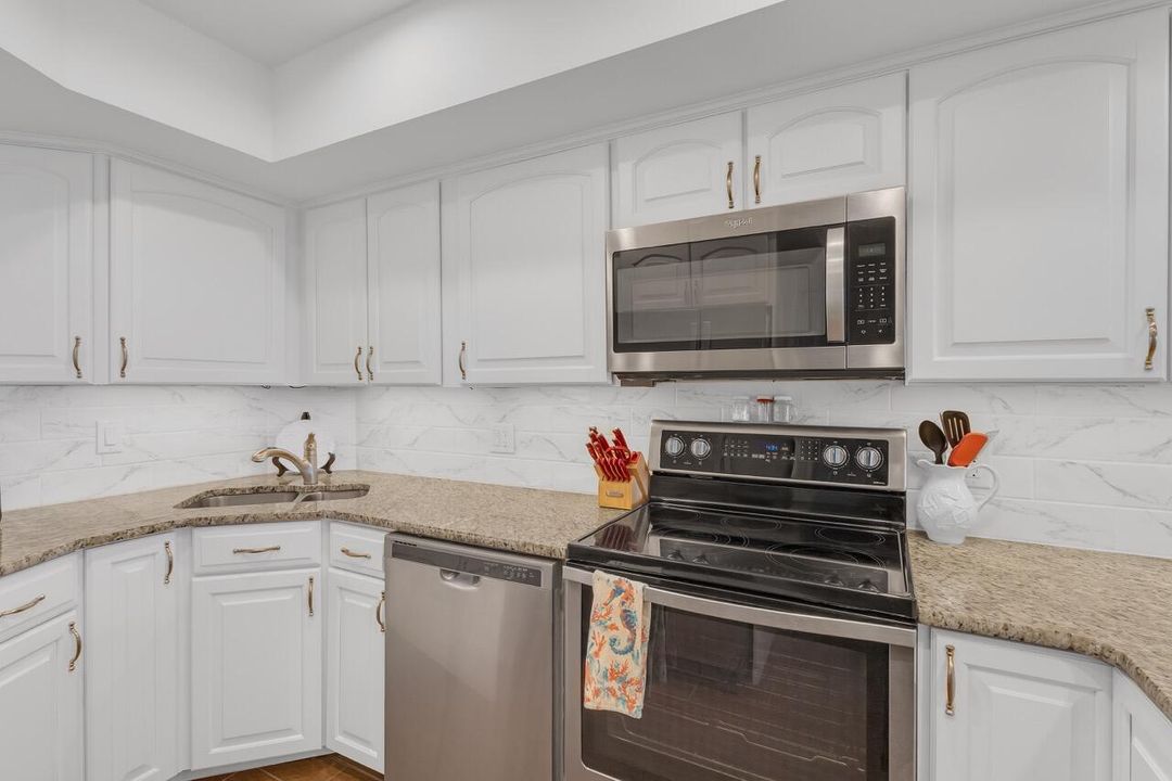 Под контрактом: $329,999 (2 спален, 2 ванн, 1258 Квадратных фут)