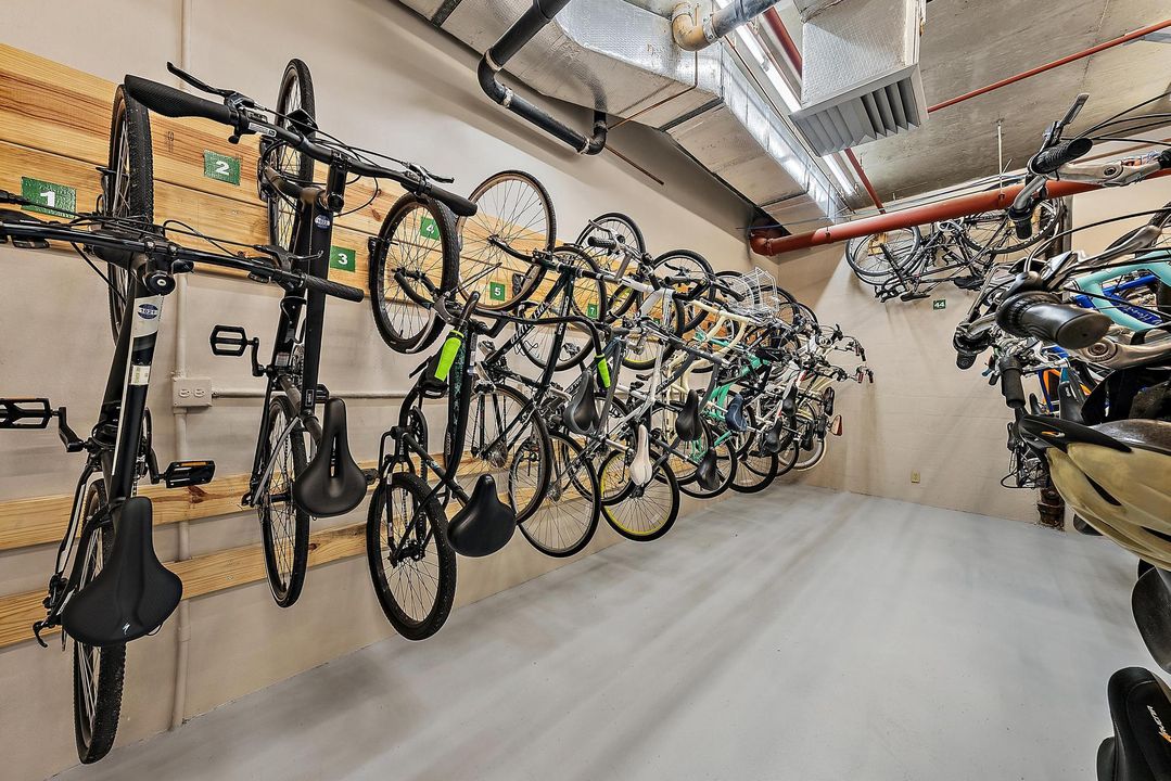 For Sale: $1,200,000 (2 beds, 2 baths, 1435 Square Feet)