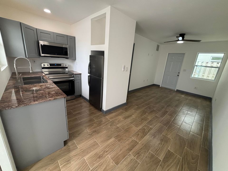 For Rent: $1,595 (1 beds, 1 baths, 450 Square Feet)