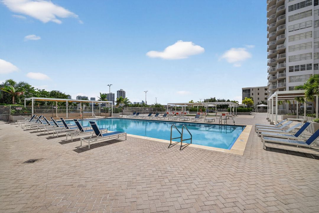 For Sale: $249,000 (2 beds, 2 baths, 1605 Square Feet)