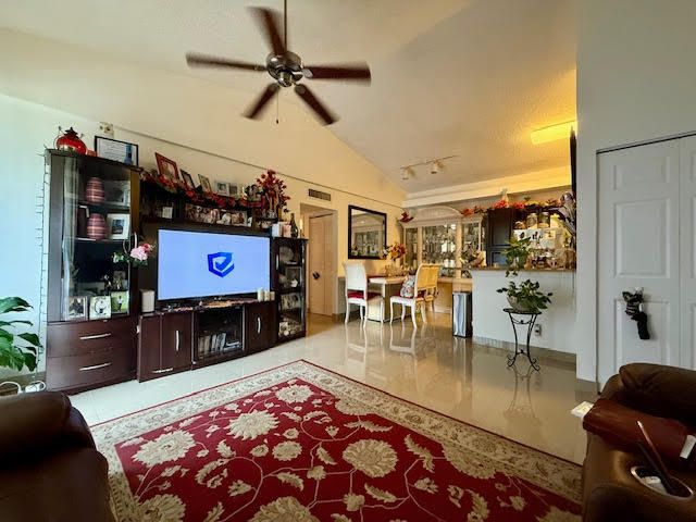 For Sale: $249,000 (2 beds, 1 baths, 1227 Square Feet)