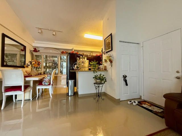 For Sale: $249,000 (2 beds, 1 baths, 1227 Square Feet)