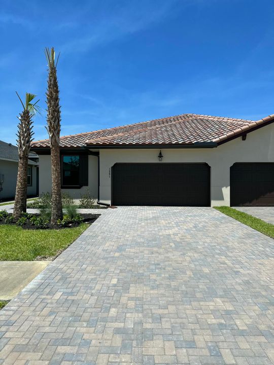 出租: $3,250 (2 贝兹, 2 浴室, 1954 平方英尺)