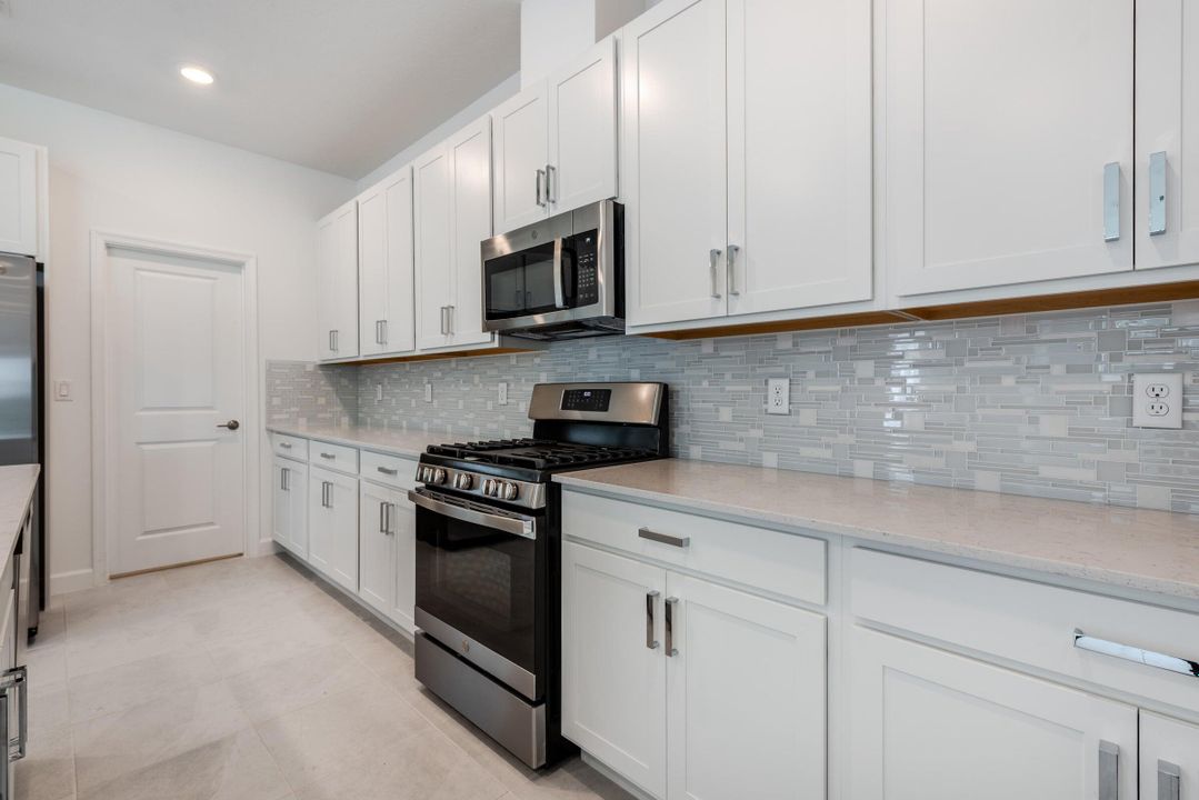 出租: $3,250 (2 贝兹, 2 浴室, 1954 平方英尺)