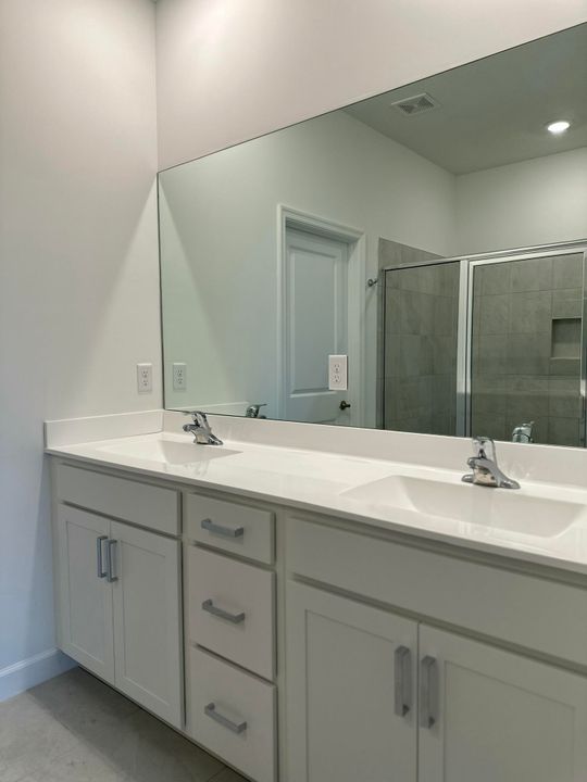 出租: $3,250 (2 贝兹, 2 浴室, 1954 平方英尺)