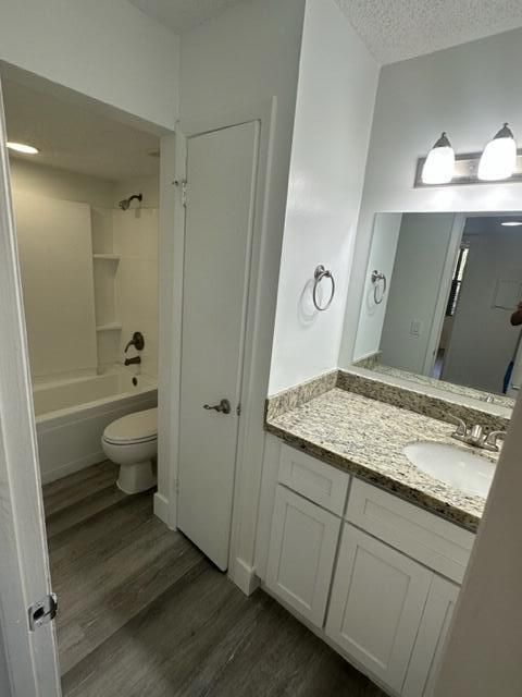 待售: $216,000 (2 贝兹, 1 浴室, 800 平方英尺)