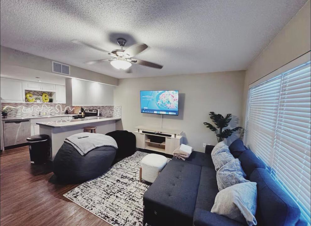 For Rent: $1,600 (2 beds, 2 baths, 896 Square Feet)