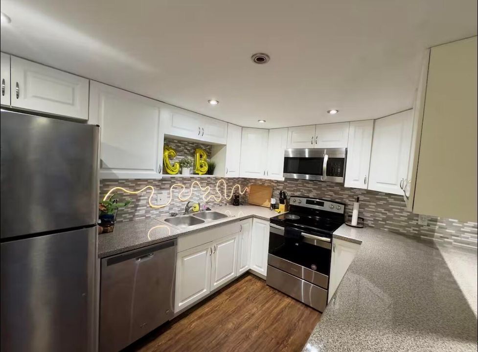 For Rent: $1,600 (2 beds, 2 baths, 896 Square Feet)