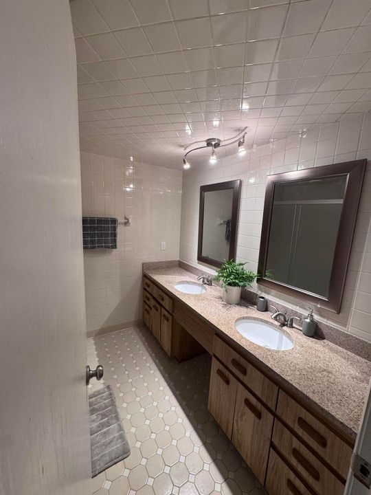 For Rent: $1,600 (2 beds, 2 baths, 896 Square Feet)