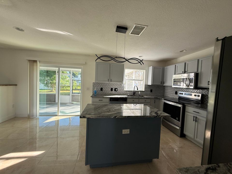 En Renta: $2,900 (4 camas, 2 baños, 2240 Pies cuadrados)