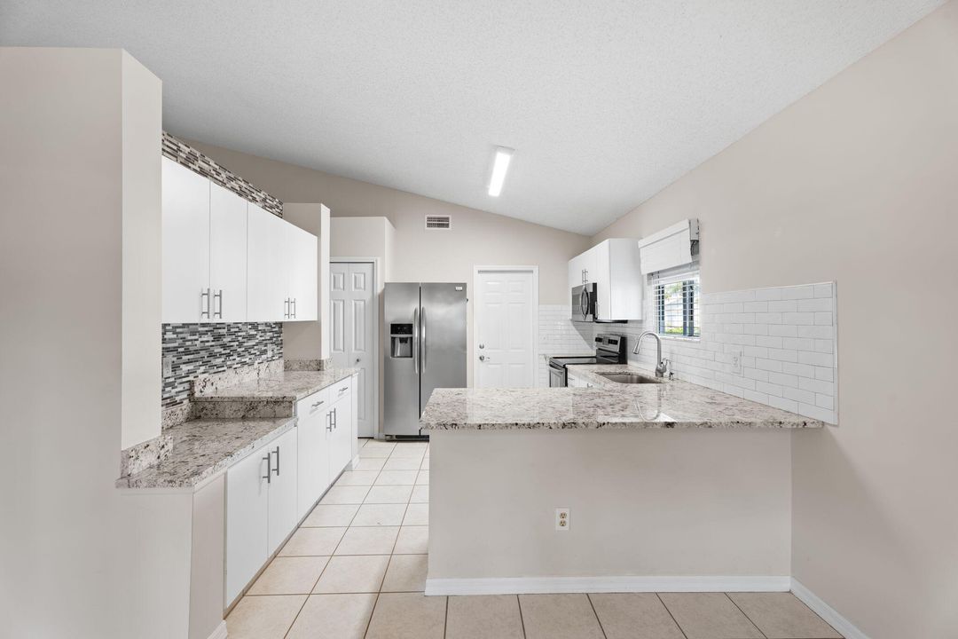 Под контрактом: $298,000 (2 спален, 2 ванн, 1450 Квадратных фут)