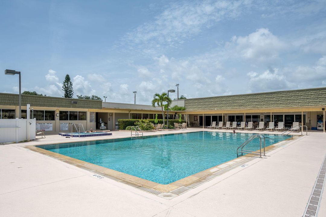 For Sale: $149,900 (2 beds, 2 baths, 1000 Square Feet)