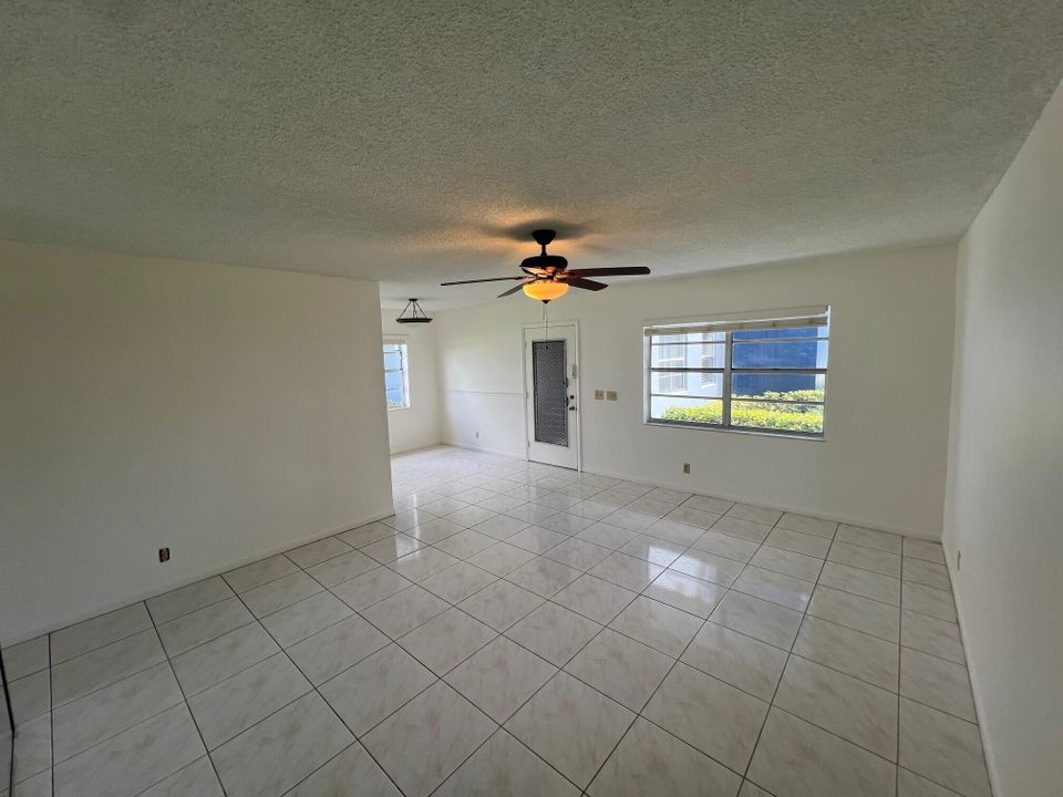 待售: $98,750 (2 贝兹, 2 浴室, 902 平方英尺)