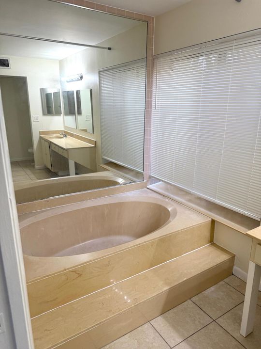 Под контрактом: $1,500 (1 спален, 1 ванн, 627 Квадратных фут)