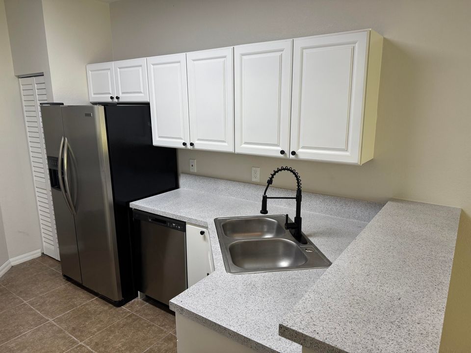 Active With Contract: $2,300 (3 beds, 2 baths, 1338 Square Feet)