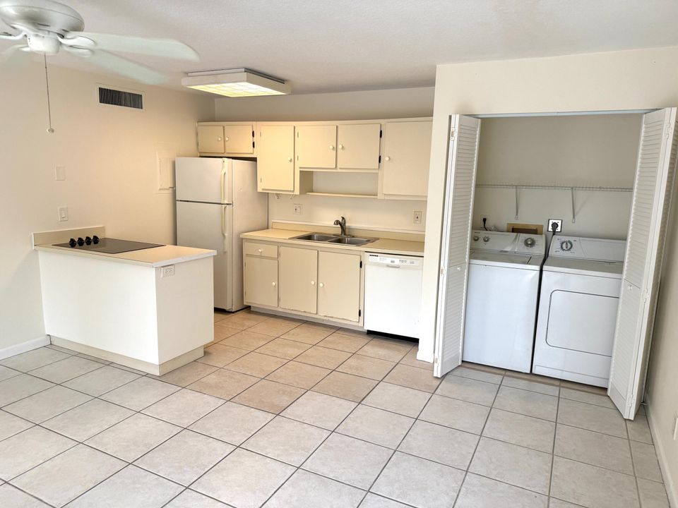 Под контрактом: $1,500 (1 спален, 1 ванн, 627 Квадратных фут)