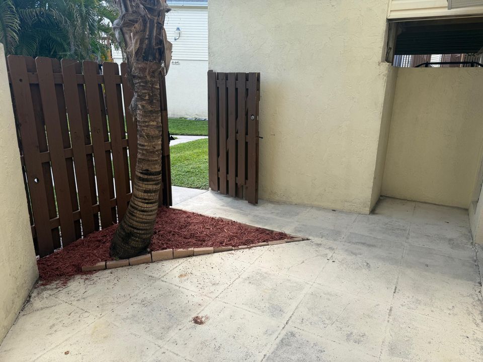 Под контрактом: $1,500 (1 спален, 1 ванн, 627 Квадратных фут)