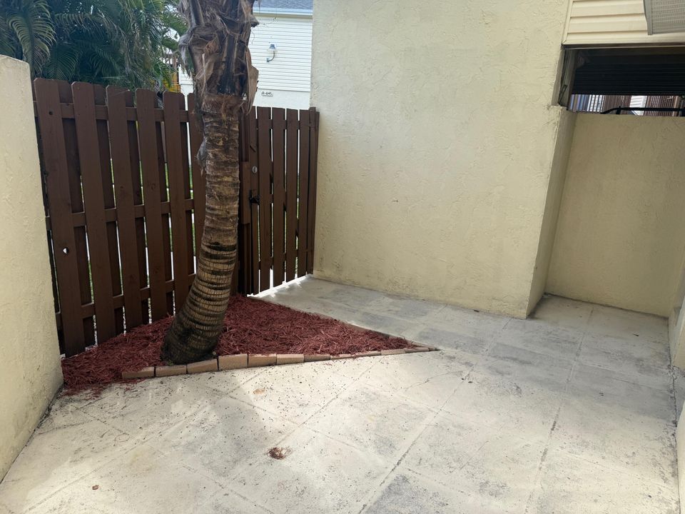 Под контрактом: $1,500 (1 спален, 1 ванн, 627 Квадратных фут)