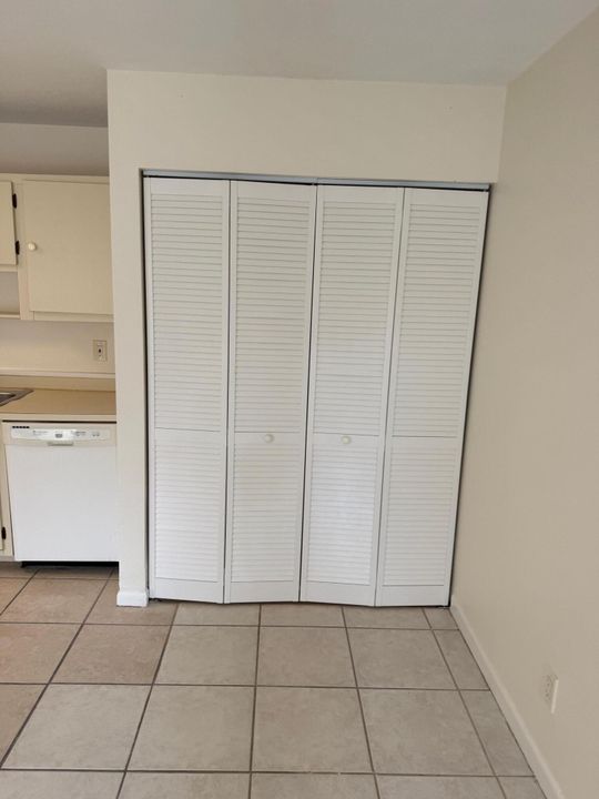 Под контрактом: $1,500 (1 спален, 1 ванн, 627 Квадратных фут)