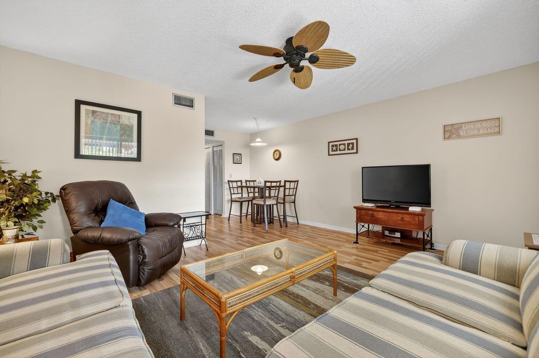For Sale: $155,000 (1 beds, 1 baths, 697 Square Feet)