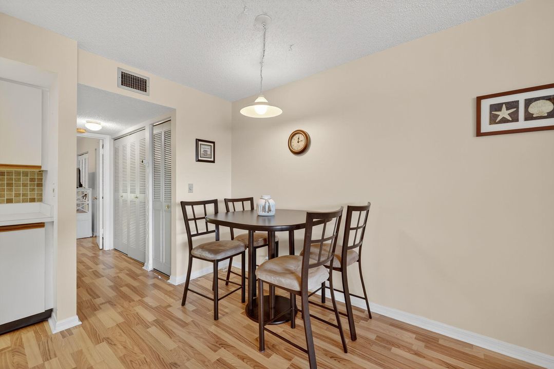 For Sale: $155,000 (1 beds, 1 baths, 697 Square Feet)