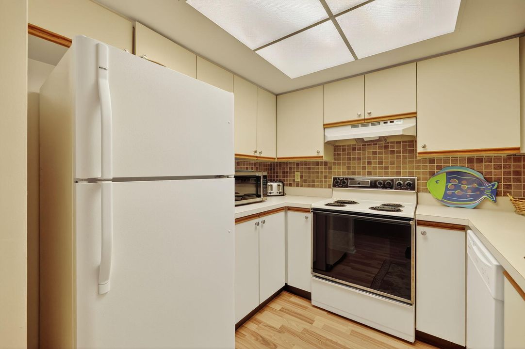 For Sale: $155,000 (1 beds, 1 baths, 697 Square Feet)