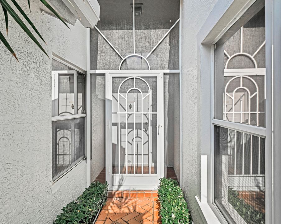 For Sale: $319,500 (2 beds, 2 baths, 1722 Square Feet)