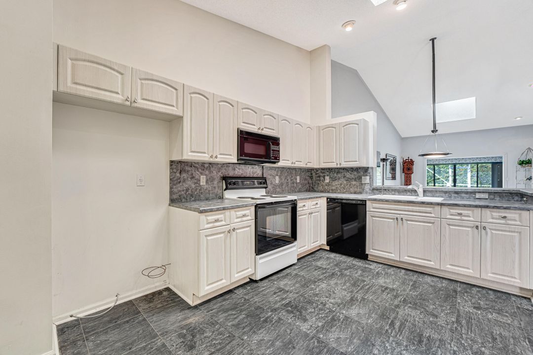 For Sale: $319,500 (2 beds, 2 baths, 1722 Square Feet)
